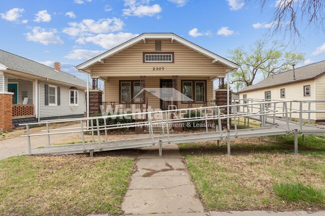 property at 2307 W Maple St