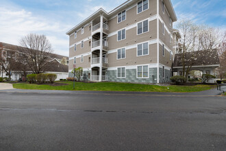 The Club at Meadowbrook in Salem, NH - Building Photo - Building Photo