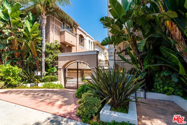 property at 2022 S Barrington Ave