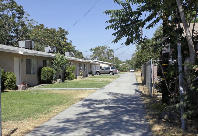 331 N Lilac Ave in Rialto, CA - Foto de edificio - Building Photo