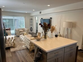 1121 1/2 N Berendo St in Los Angeles, CA - Foto de edificio - Building Photo