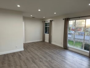 8532 Tilden Ave in Panorama City, CA - Foto de edificio - Building Photo