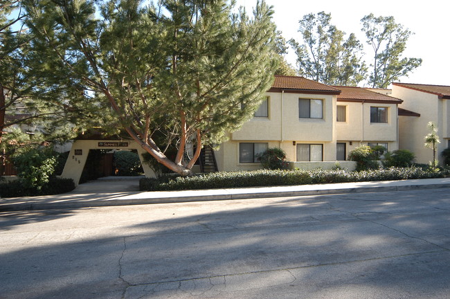 215 E Summer St in Ojai, CA - Foto de edificio - Building Photo