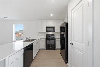 2040 Shady Oaks Dr in Ennis, TX - Building Photo - Building Photo