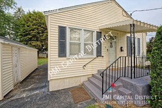 1368 Evergreen Ave in Rotterdam, NY - Building Photo - Building Photo