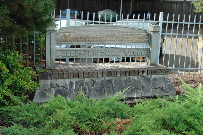 Mountainvale Village in Springfield, OR - Foto de edificio - Building Photo