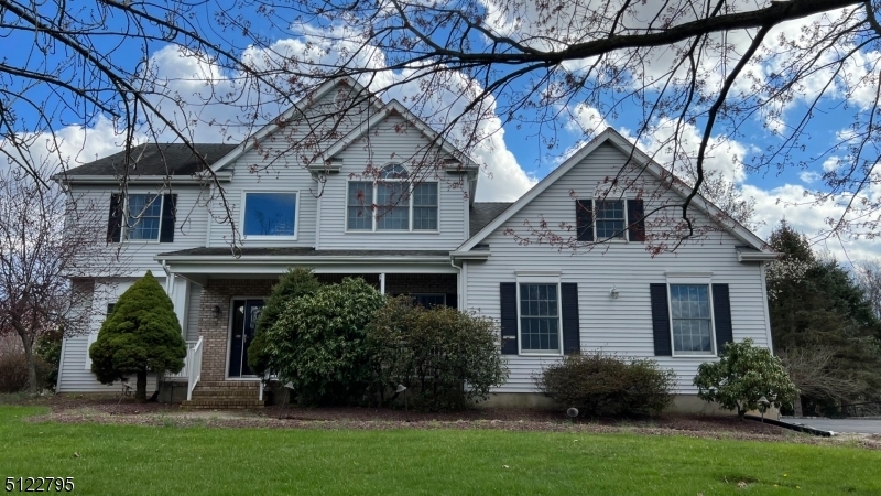 9 Collins Dr in Hillsborough, NJ - Building Photo