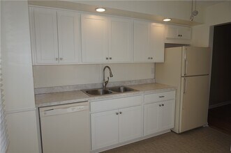 663 French Rd in Rochester, NY - Foto de edificio - Building Photo