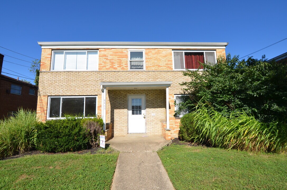 8463 Cottonwood Dr in Cincinnati, OH - Foto de edificio