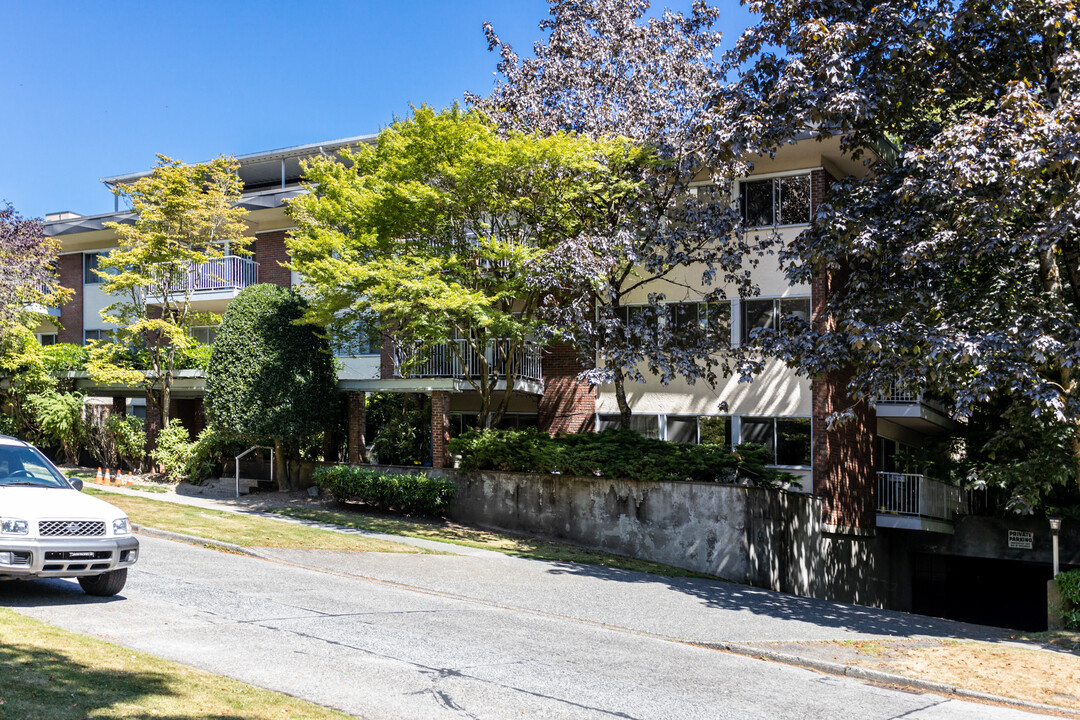 Abana Court in Vancouver, BC - Building Photo