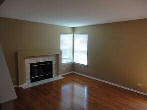 1209 N Camden Ln in South Elgin, IL - Foto de edificio - Building Photo