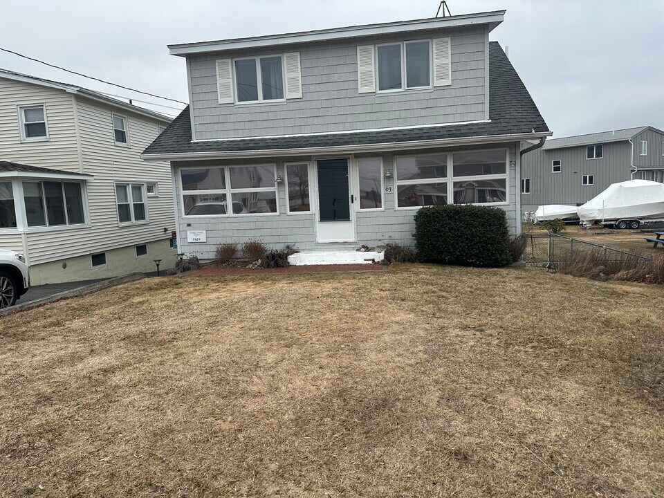 63 Langworthy Ave in Stonington, CT - Building Photo