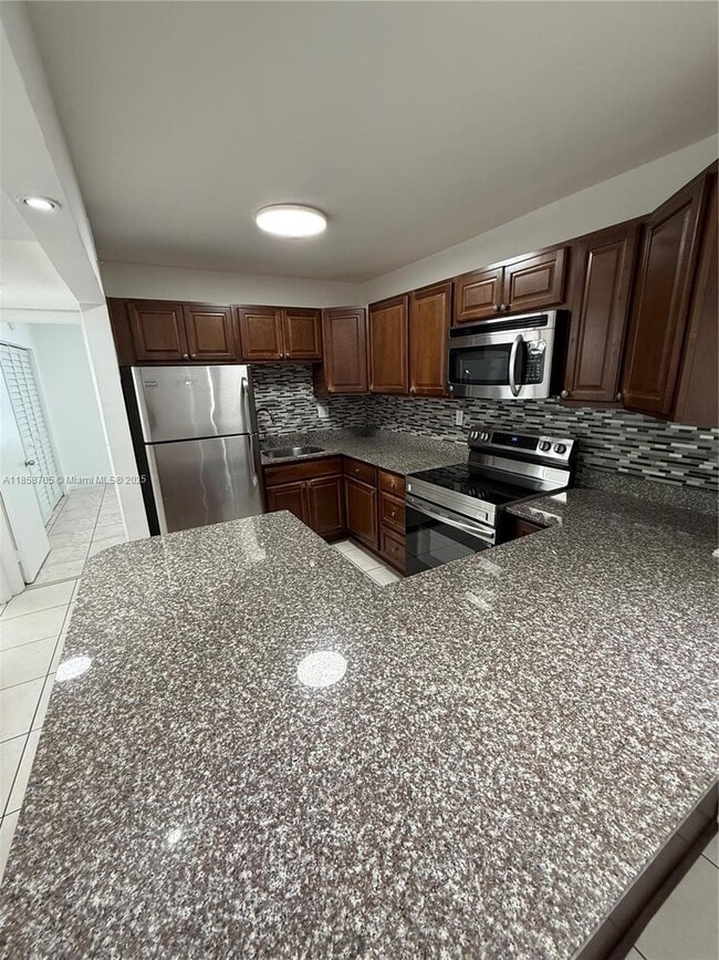 9231 SW 87th Ave in Miami, FL - Building Photo - Building Photo
