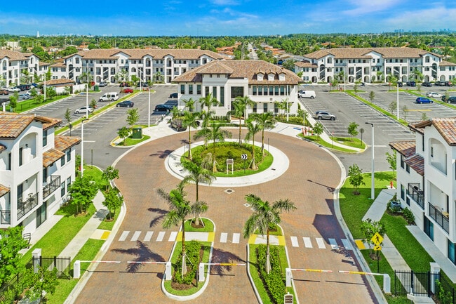 Legacy Las Palmas in Hialeah, FL - Building Photo - Building Photo