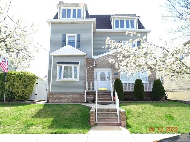 124 W 8th St in Bayonne, NJ - Building Photo - Building Photo