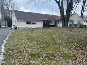 402 Deal Rd in Oakhurst, NJ - Foto de edificio - Building Photo