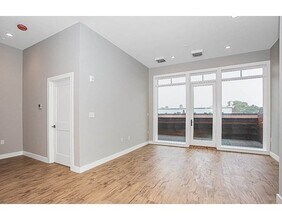 524 Main St-Unit -9 in Melrose, MA - Foto de edificio - Building Photo