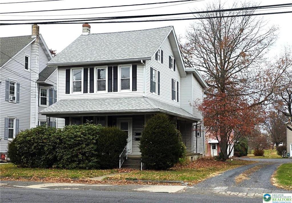 735 W Broad St in Quakertown, PA - Building Photo