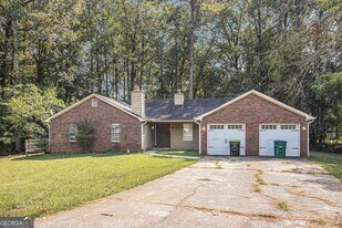 5913 Summerglen Ln in College Park, GA - Building Photo