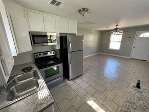 1041 Lott Ave in Austin, TX - Building Photo - Building Photo