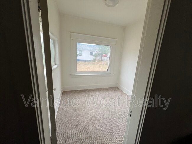175 Eckhardt Ave W in Penticton, BC - Building Photo - Building Photo
