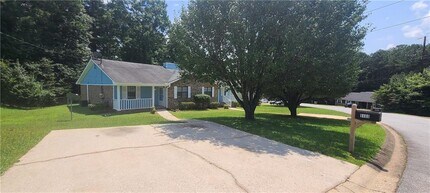 8460 Pineland Dr in Jonesboro, GA - Building Photo - Building Photo