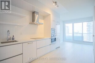 2221 Yonge St in Toronto, ON - Building Photo