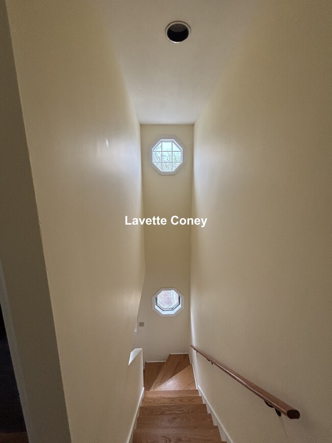 103 Claybourne St, Unit 1 in Boston, MA - Foto de edificio - Building Photo