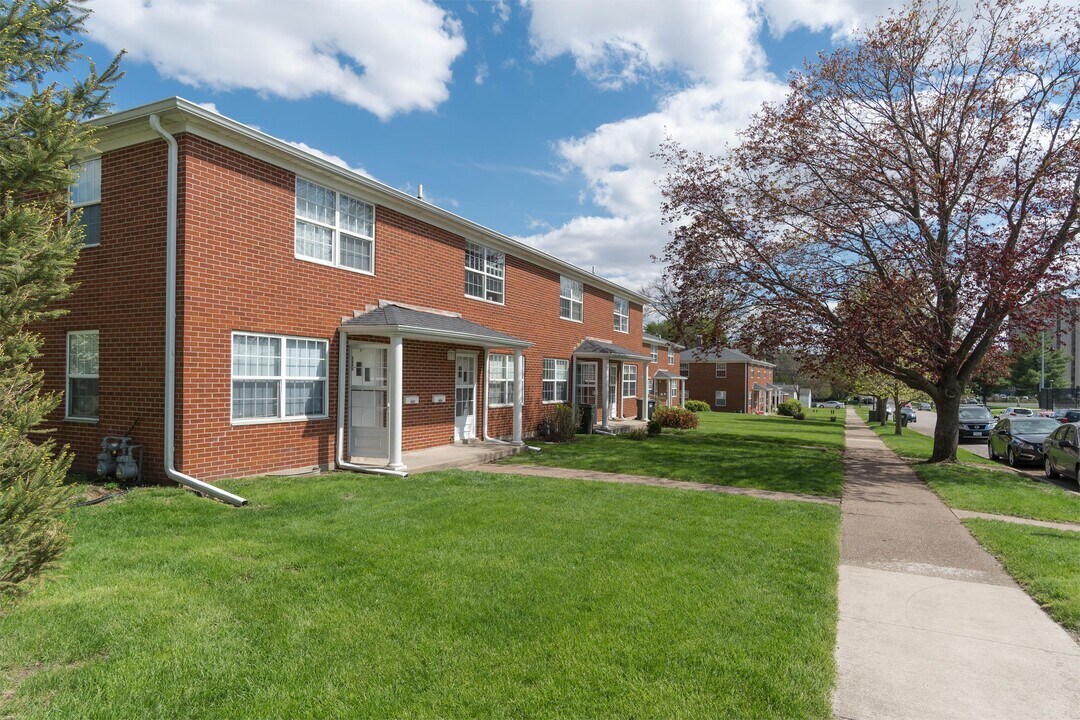 1922 Campus St in Cedar Falls, IA - Building Photo