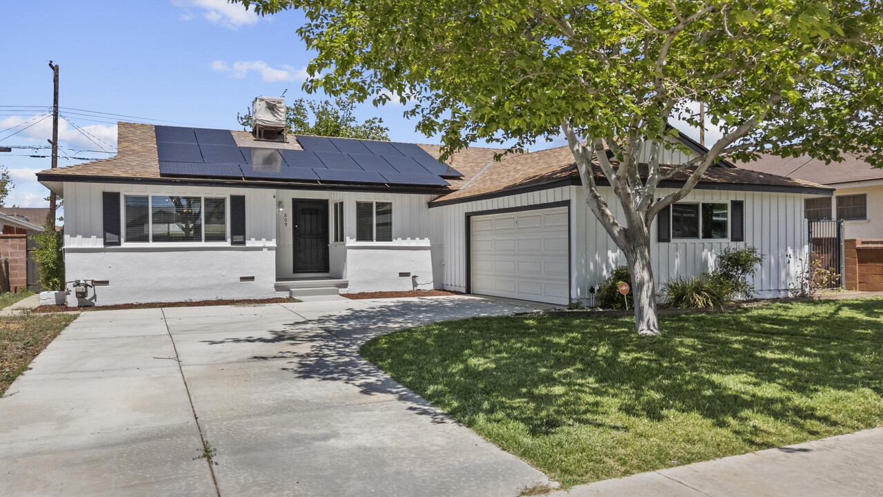 809 W Ave J 10 in Lancaster, CA - Building Photo