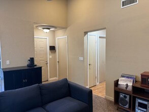 9410 Aizenberg Cir in Elk Grove, CA - Building Photo - Building Photo