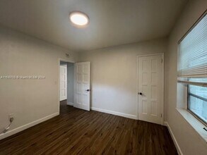 541 SW 7th St-Unit -3 in Miami, FL - Building Photo - Building Photo