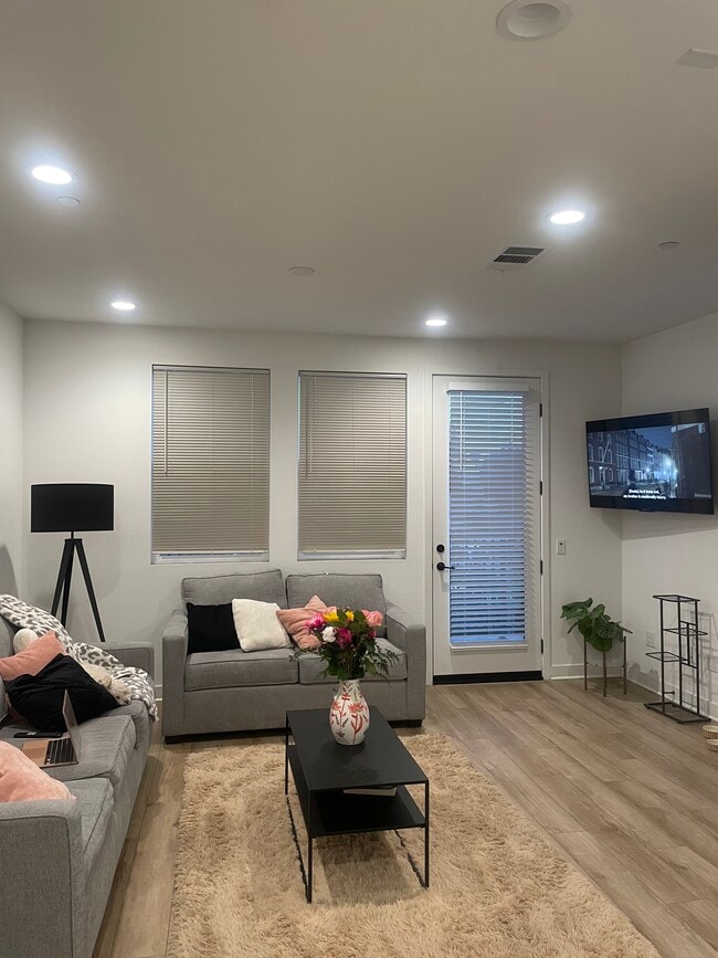 2560 Valentina Way, Unit 1 in City Of Commerce, CA - Building Photo - Building Photo