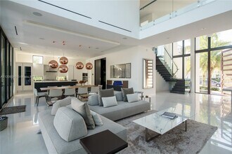 128 Fiesta Way in Fort Lauderdale, FL - Building Photo - Building Photo