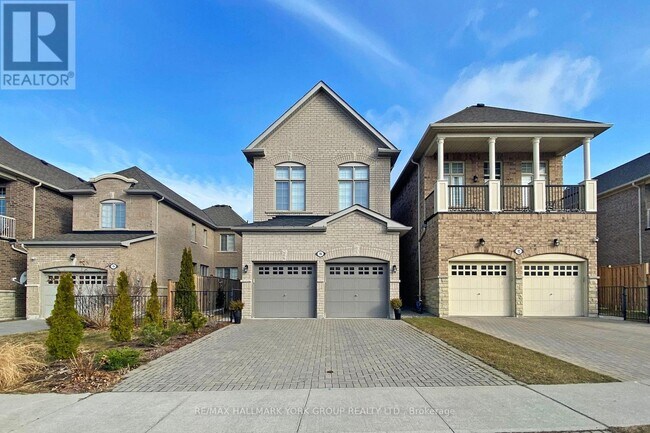 90 Braebrook Dr in Whitby, ON - Building Photo - Building Photo