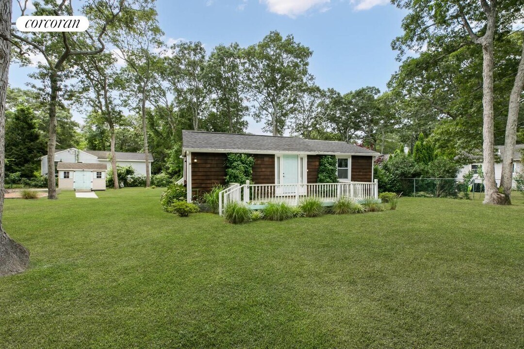 61 Squires Ave in East Quogue, NY - Building Photo