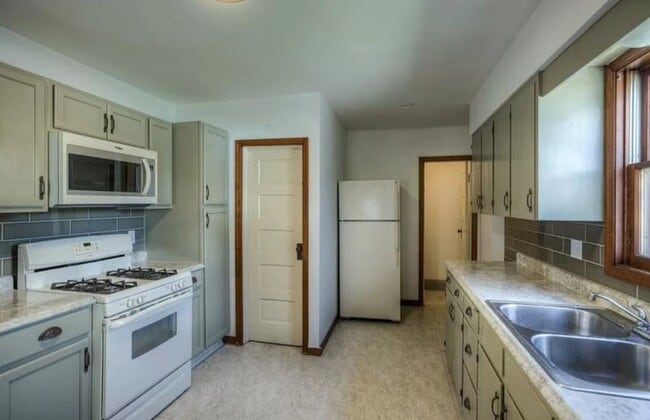 6320 Maple St in Omaha, NE - Building Photo - Building Photo