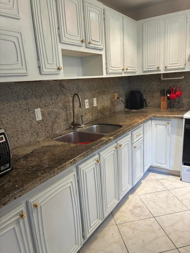 2821 Somerset Dr in Lauderdale Lakes, FL - Foto de edificio - Building Photo