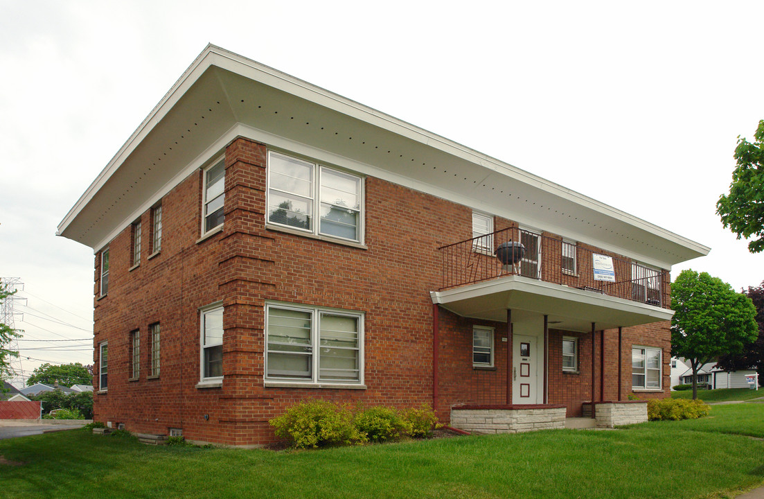 9902 W National Ave in West Allis, WI - Building Photo