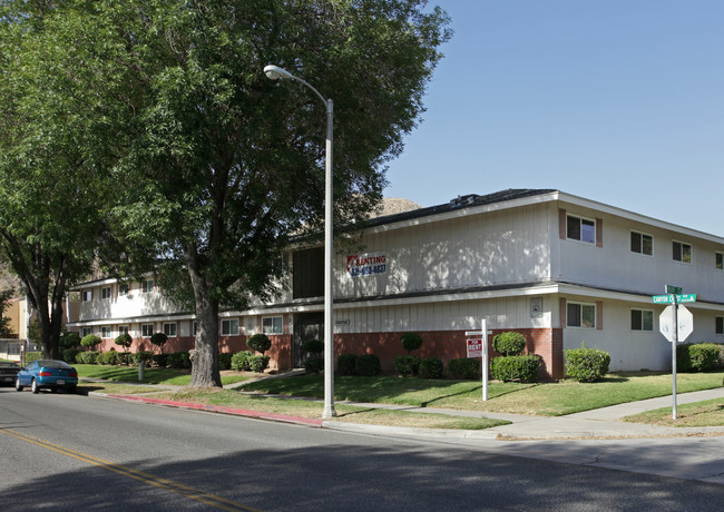 Crestview Apartments in Riverside, CA - Building Photo - Building Photo