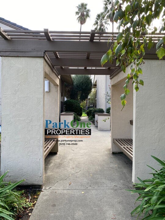 2742 Oak Rd in Walnut Creek, CA - Building Photo