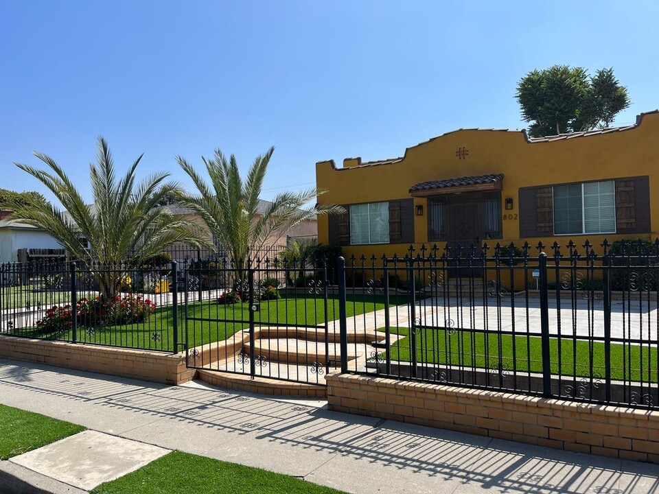 802 N Sloan Ave in Compton, CA - Building Photo