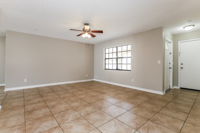 1901 Derbywood Dr in Brandon, FL - Foto de edificio - Building Photo