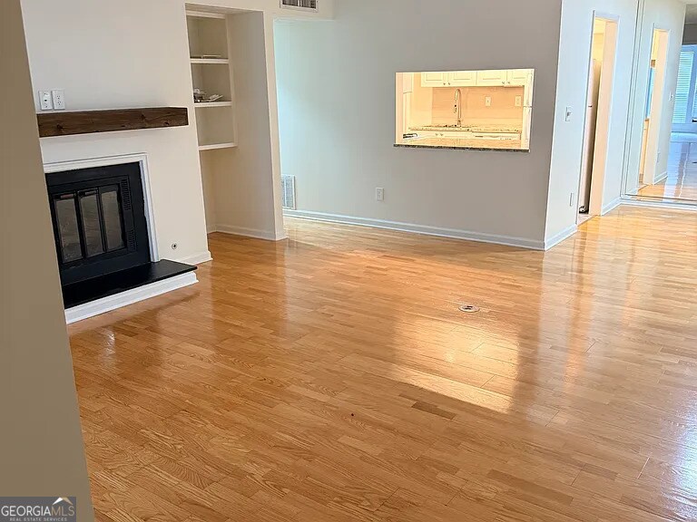 301 Dunbar Dr in Dunwoody, GA - Building Photo