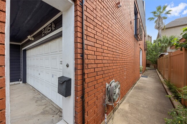2415 Dunlavy St in Houston, TX - Foto de edificio - Building Photo