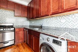 556 W Arlington Pl, Unit 607 in Chicago, IL - Building Photo