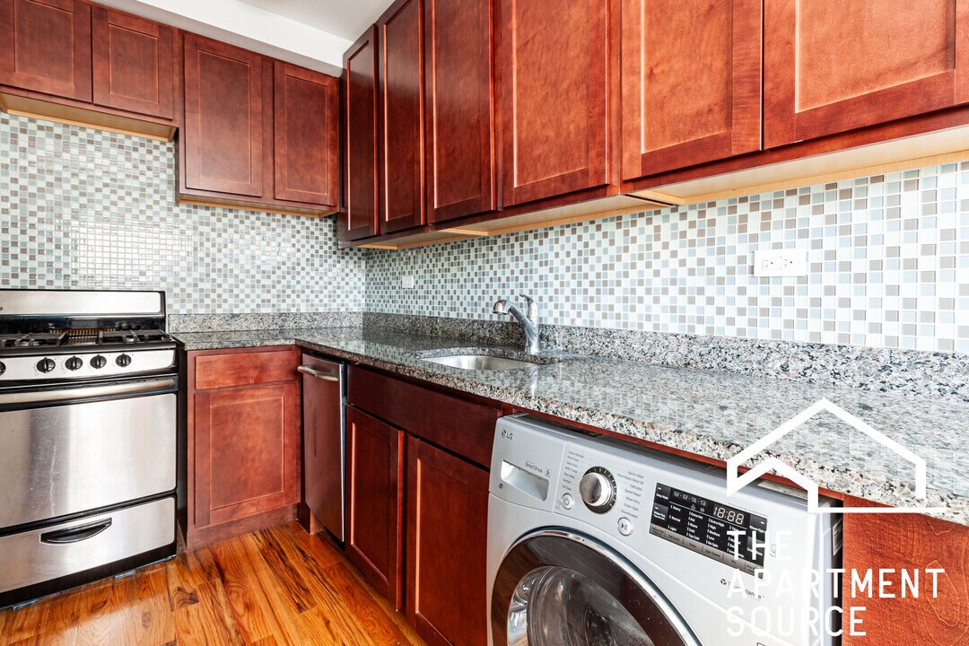 556 W Arlington Pl, Unit 607 in Chicago, IL - Building Photo