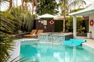 547 N Sunrise Way in Palm Springs, CA - Building Photo