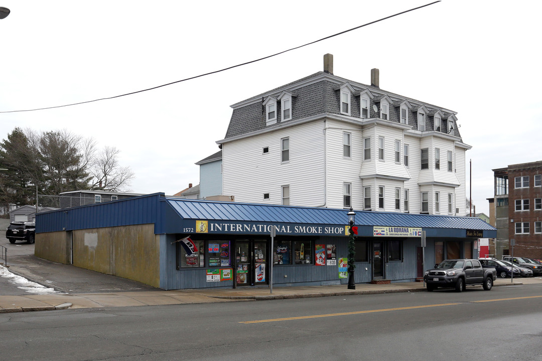1572-1586 Pleasant St in Fall River, MA - Foto de edificio
