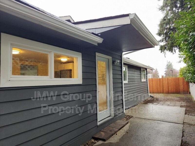 2040 NW 196th St in Shoreline, WA - Building Photo
